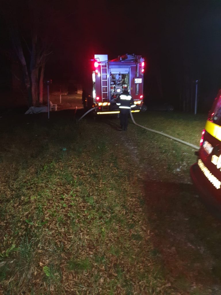 Vilă din Valiug, distrusă de flăcările izbucnite de la un foc nesupravegheat