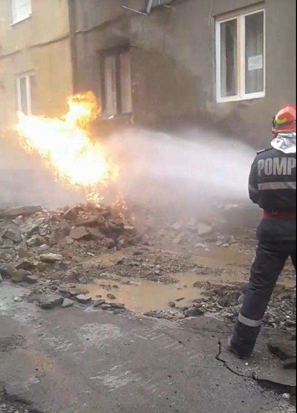 Persoane evacuate și risc de explozie, după ce o conductă de gaz s-a spart, în Reșița VIDEO