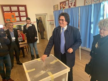 Nicolae Robu a votat! Ce a declarat primarul Timișoarei după ce a introdus votul în urnă / VIDEO