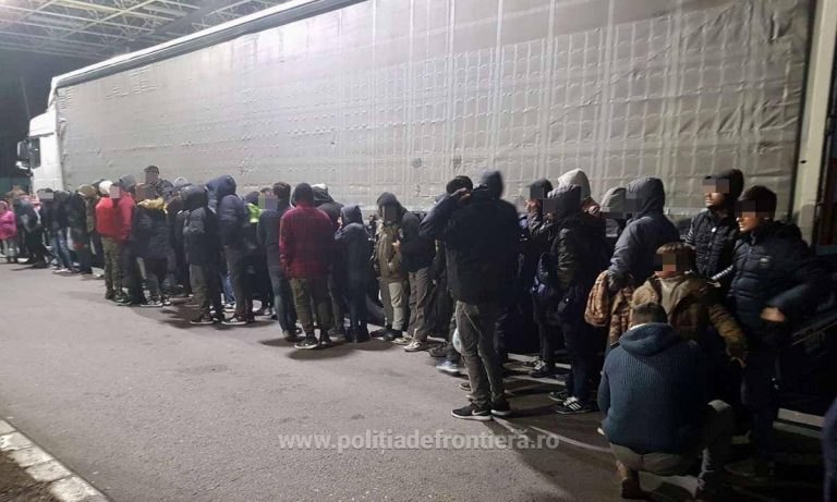 Zeci de migranți, ascunși în remorca unui TIR, la vama cu Ungaria