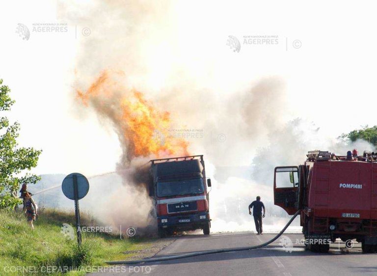Un TIR încărcat cu pui congelaţi a luat foc după ce s-a răsturnat la ieșirea de pe autotradă