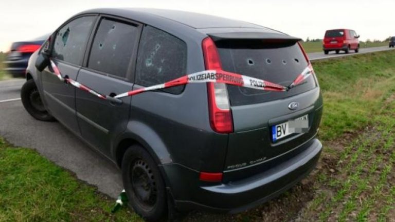 Mister în Germania, în jurul unei mașini românești, cu găuri de gloațe în geamuri. E abandonată pe marginea drumului de o lună