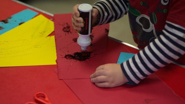 Incident şocant la o grădiniță. O tânără educatoare a încercat să îşi taie venele în mijlocul copiilor