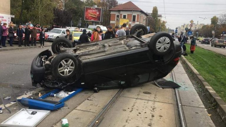 Spulberaţi în staţia de tramvai, după ce un şofer a încercat să evite împactul cu altă maşină VIDEO