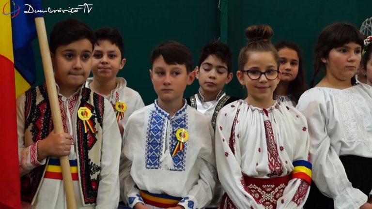 Spectacol oferit de elevii școlii din Dumbrăvița, cu ocazia Zilei Naționale a României VIDEO