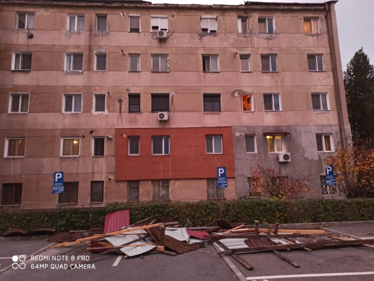 Vântul puternic a făcut ravagii în Hunedoara. Acoperișuri smulse, mașini avariate și copaci doborâți