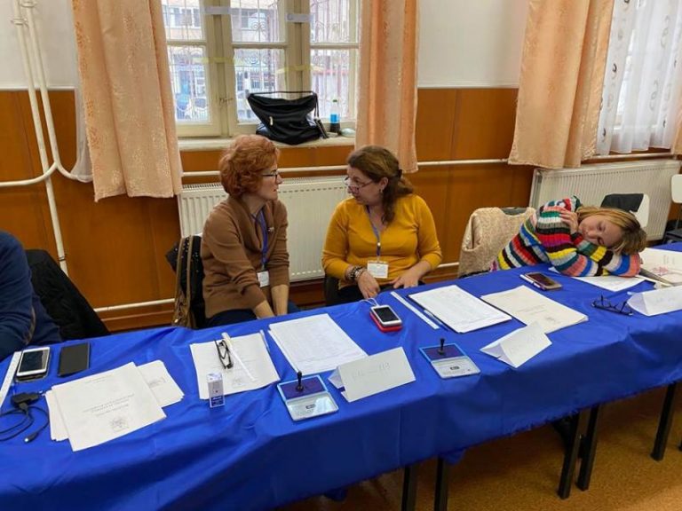 Reprezentanta unei comisii de votare, fotografiată în timp ce dormea în secție