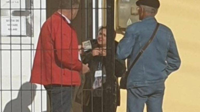 Alegeri prezidențiale 2019: Primar fotografiat în timp ce ar fi oferit bani unui membru al secţiei de votare