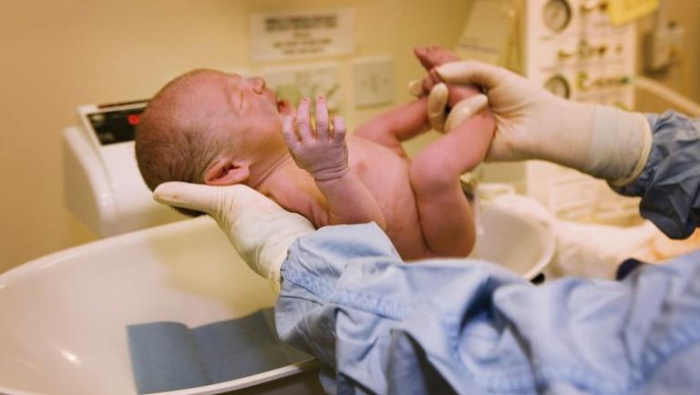 Nou-născut decedat după ce i-a fost refuzat transferul la un alt spital