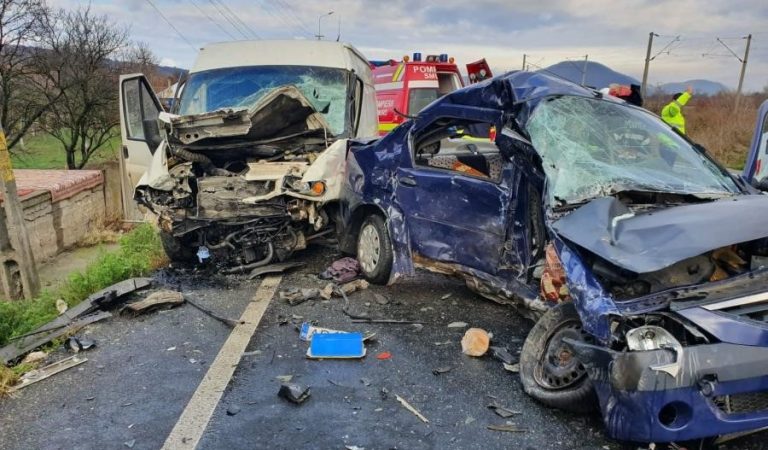 Update: Femeia care a provocat accidentul de pe DN66 a murit, după ce a intrat cu mașina într-un microbuz ce transporta sicrie