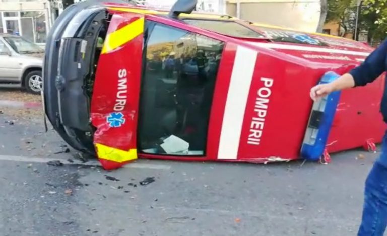Imagini din interiorul unei ambulanţe SMURD, în momentul impactului cu o mașină VIDEO