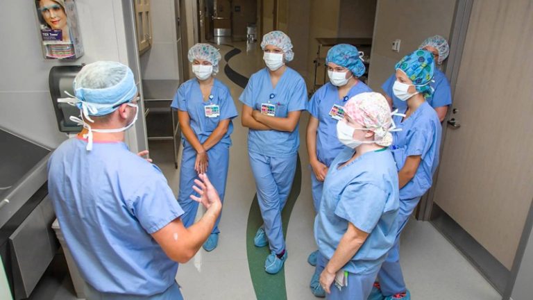 Studenţii la Medicină care fac voluntariat în spitale Covid vor primi 2.500 lei pe lună, diurnă, cazare și masă