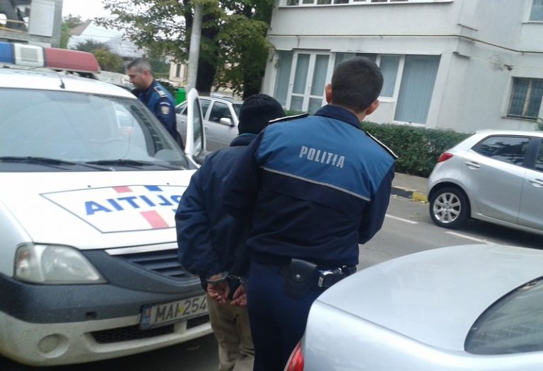 Copii stropiţi cu benzină şi ameninţaţi cu moartea, din răzbunare, chiar de tatăl lor