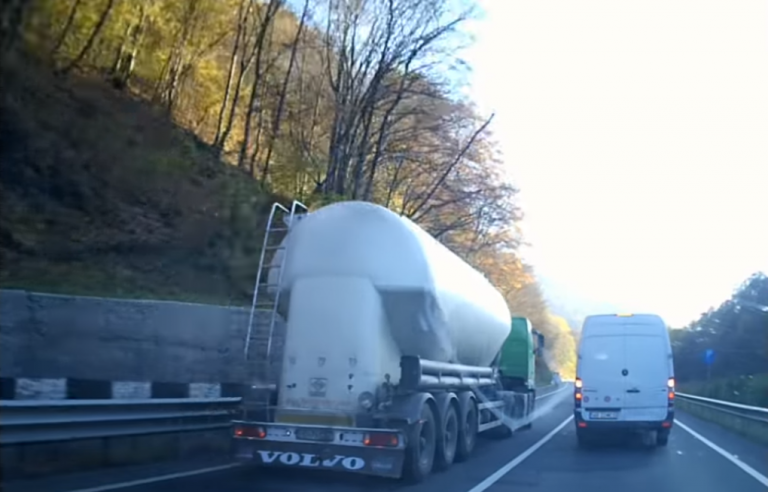 A sfidat moartea și a pus și alți șoferi în pericol. Cursa nebună a unui șofer de cisternă, pe o șosea din vestul țării VIDEO