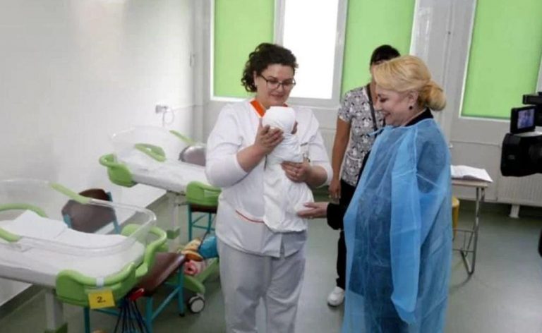 Tatăl unui bebeluș de la Maternitatea Focșani: S-au dat pături şi perne noi înainte de vizita lui Dăncilă, apoi s-au luat înapoi