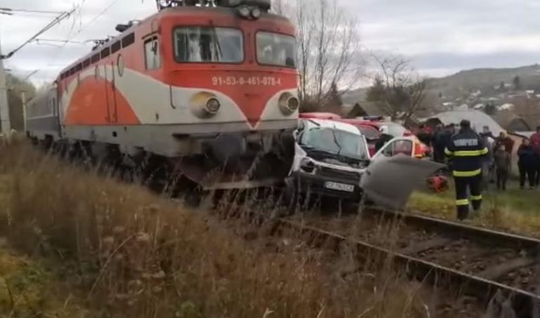 O mașină a fost lovită de tren. Trei persoane rănite, dintre care una încarcerată VIDEO