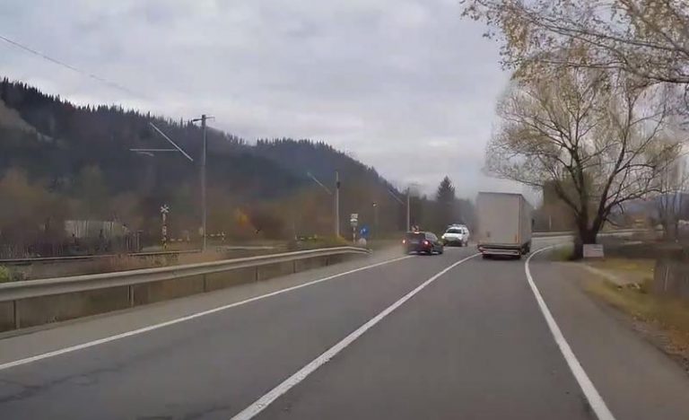 Șofer filmat când depășește peste linia continuă, în curbă: „Mi se fâlfâie!” VIDEO
