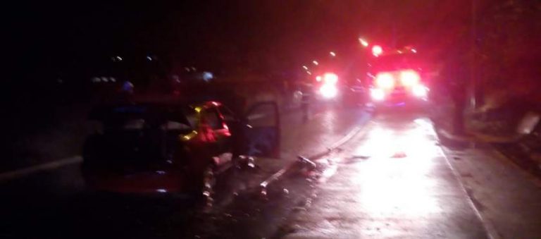 Maşină în flăcări! Şoferul a fost găsit inconştient