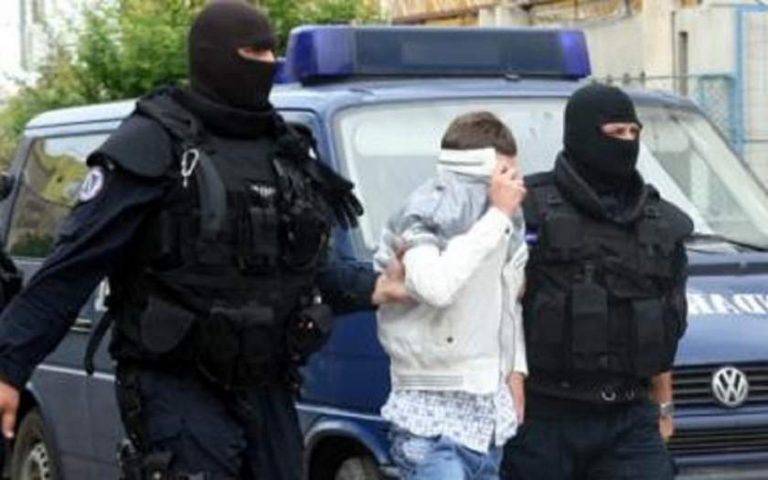 Un adolescent și-a batjocorit sora mai mică