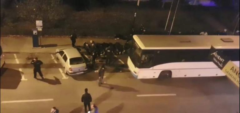 Zeci de suporteri ai Petrolului, puşi la pământ de jandarmi