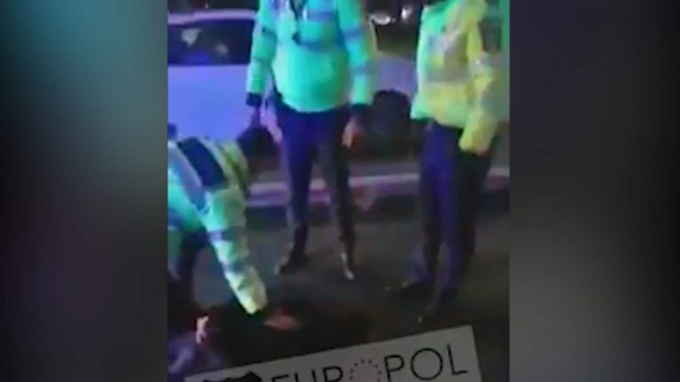 Alertă într-o zonă aglomerată: un bărbat înarmat cu un cuțit a devenit agresiv / VIDEO