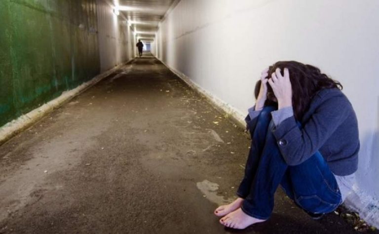 Tânără româncă răpită, sechestrată și bătută în Italia