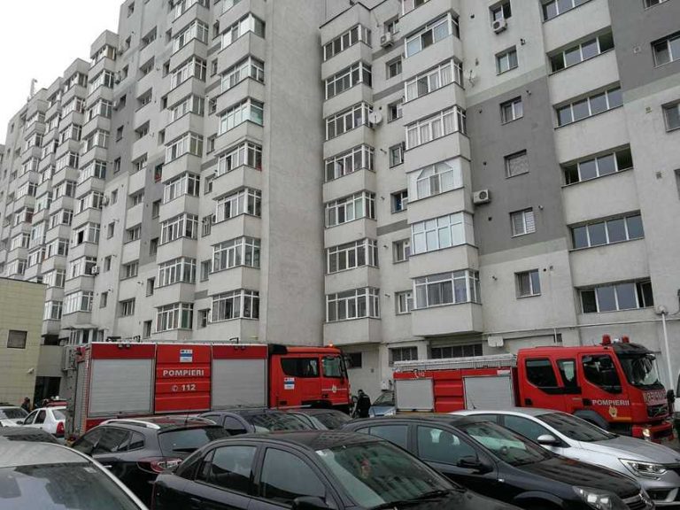 Aproximativ 30 de persoane, printre care şi şapte copii, evacuate dintr-un bloc din Slatina din cauza unui incendiu