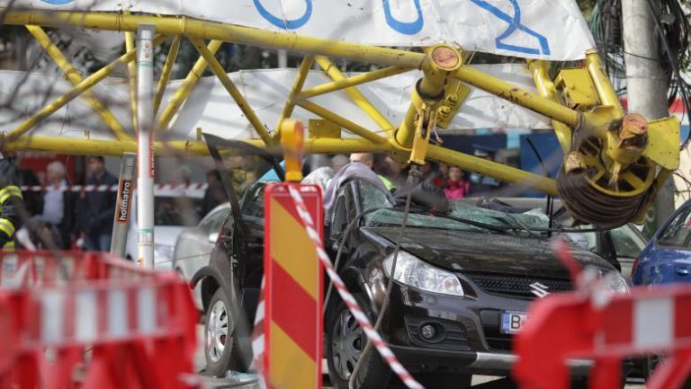 Macara, prăbușită peste o mașină în mers! Patru persoane, rănite grav VIDEO