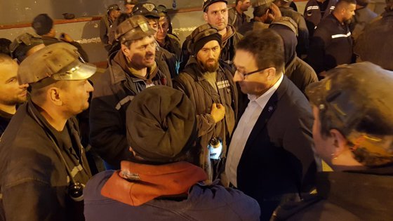 Minerii de la Paroşeni şi Uricani continuă protestul până la aprobarea Ordonanţei 36