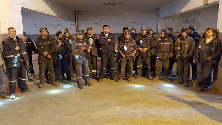 Minerii de la Paroşeni şi Uricani continuă protestul din subteran