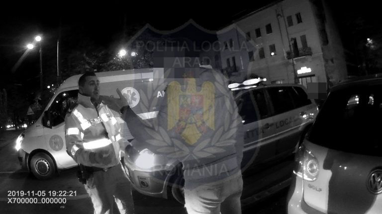 Polițist local din Arad lovit cu mașina de un șofer pe care l-a amendat