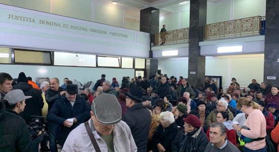 procesul-revolutiei-a-fost-amanat-pana-in-2020-sute-de-oameni-s-au-prezentat-la-primul-termen-fotovideo_5de12e5e8a266