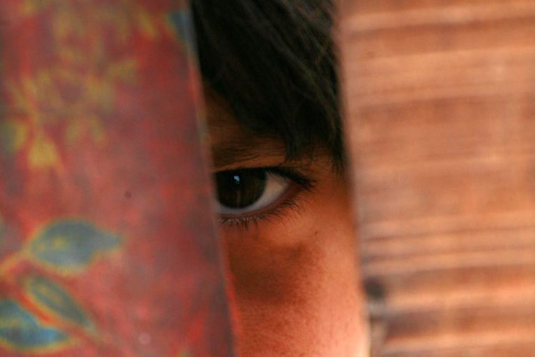 Fetiţă bătută cu mătura şi umilită de mamă: „Te rog eu mamă, nu mai da!” VIDEO