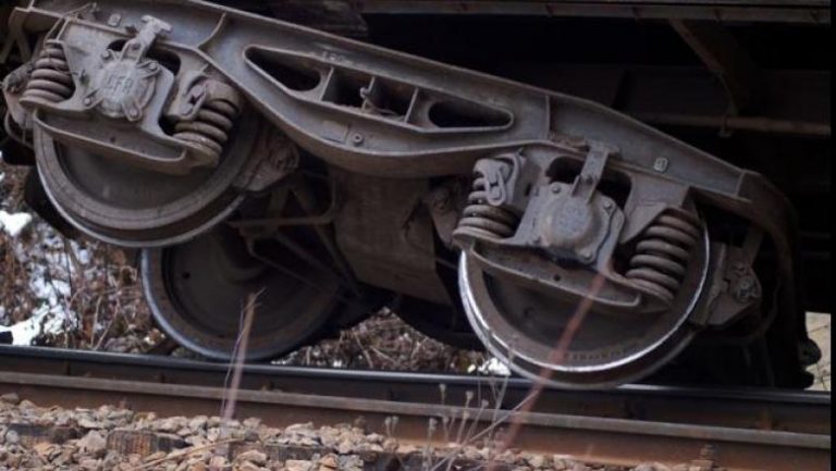 UPDATE: Trafic feroviar întrerupt din cauza unei locomotive ce a deraiat în județul Arad. Călătorii, transportați cu mijloace auto spre destinație