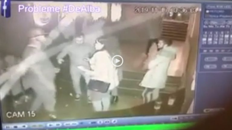 Polițistă bătută de un interlop într-un club