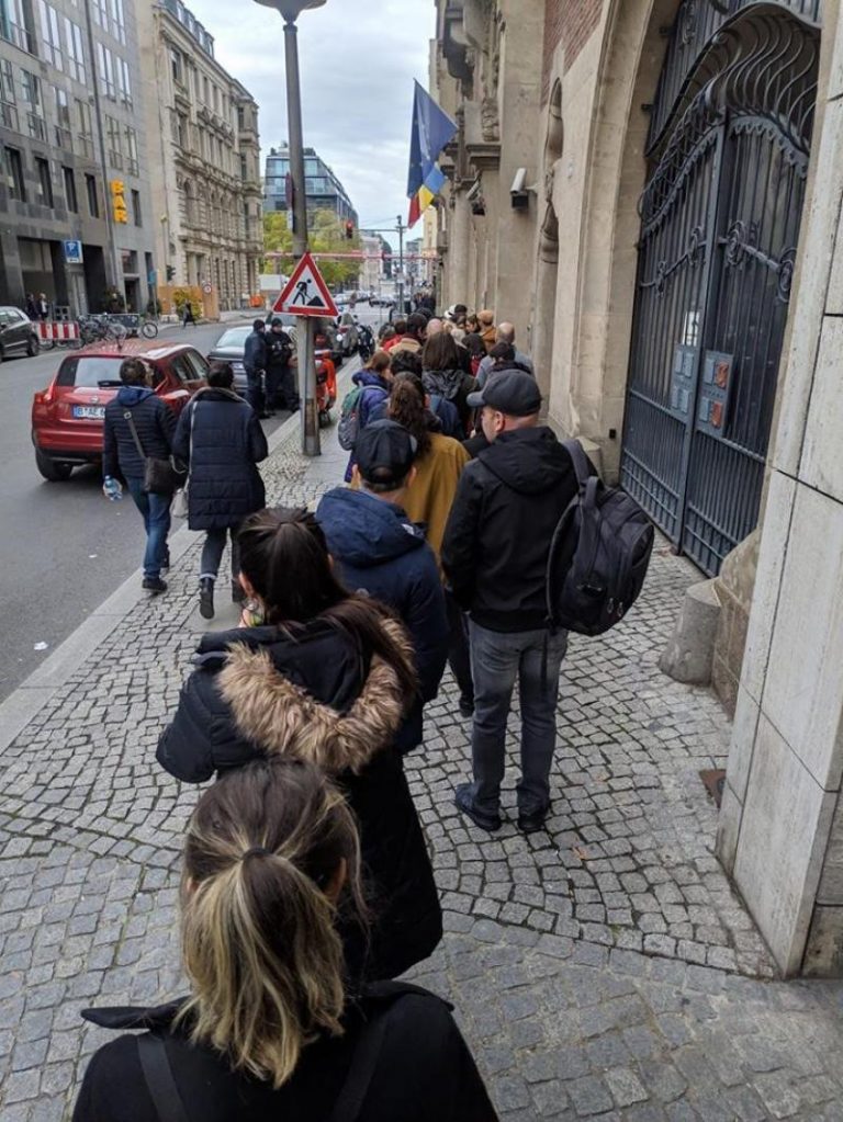 Românii au format cozi la secțiile de votare din Berlin și Roma, încă din prima zi