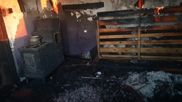 O casă în care erau 4 copii a luat foc. Un bebeluş de un an a murit
