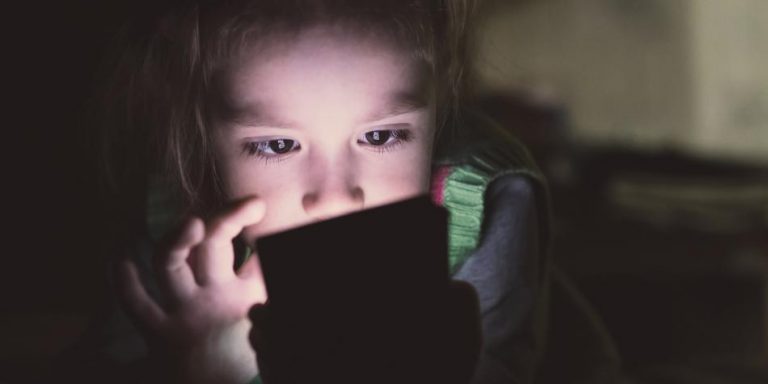 Studiu: Peste un sfert dintre copiii români petrec mai mult de 6 ore cu ochii în tablete și telefoane, într-o zi cu şcoală