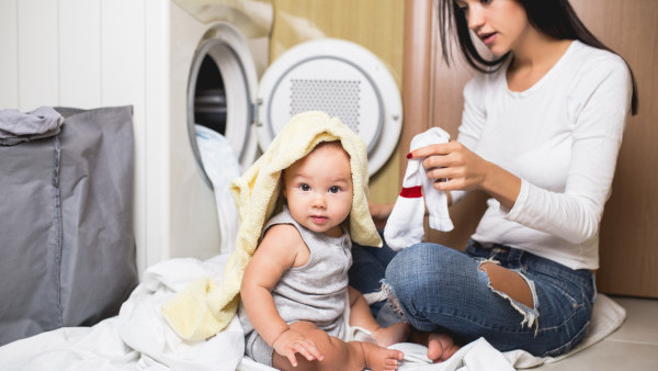 Mamă acuzată de neglijență, după ce și-a uitat copilul în mașina de spălat pornită