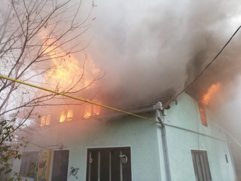 Update: Casă în flăcări, pe strada Ardealului din Timișoara. Focul se manifestă pe o suprafață de 500 de mp FOTO-VIDEO