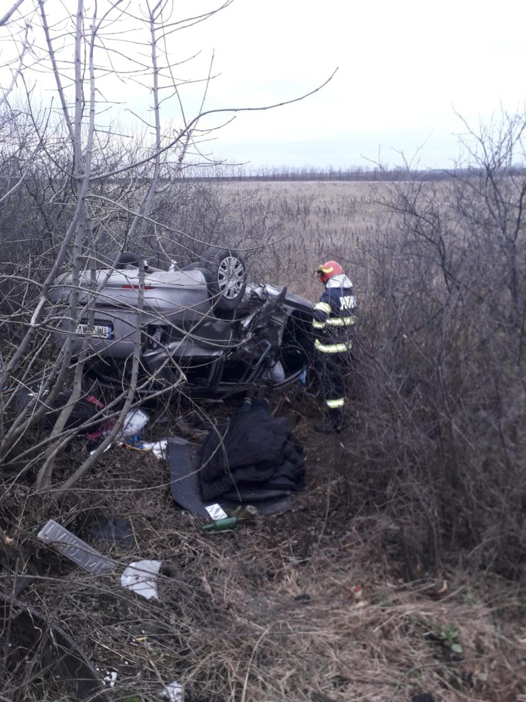 Mașină răsturnată în apropiere de autostradă. A fost chemat elicopterul SMURD