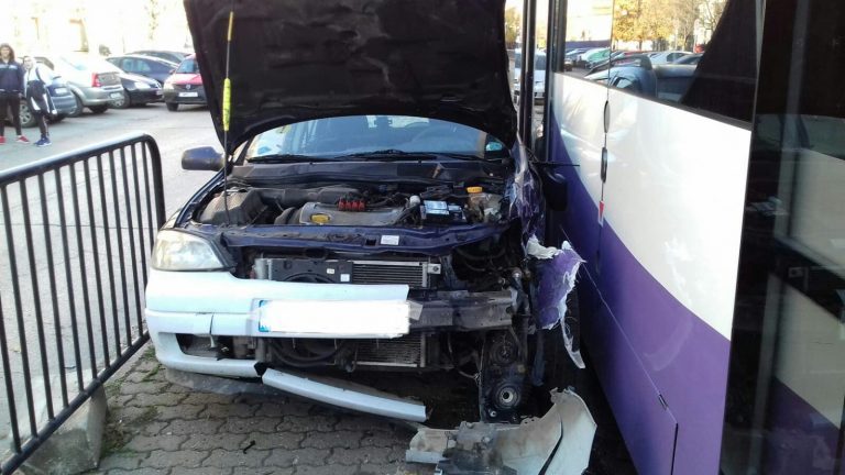 Update: O femeie a ajuns la spital, după ce un șofer a intrat cu mașina într-un tramvai, la Timișoara