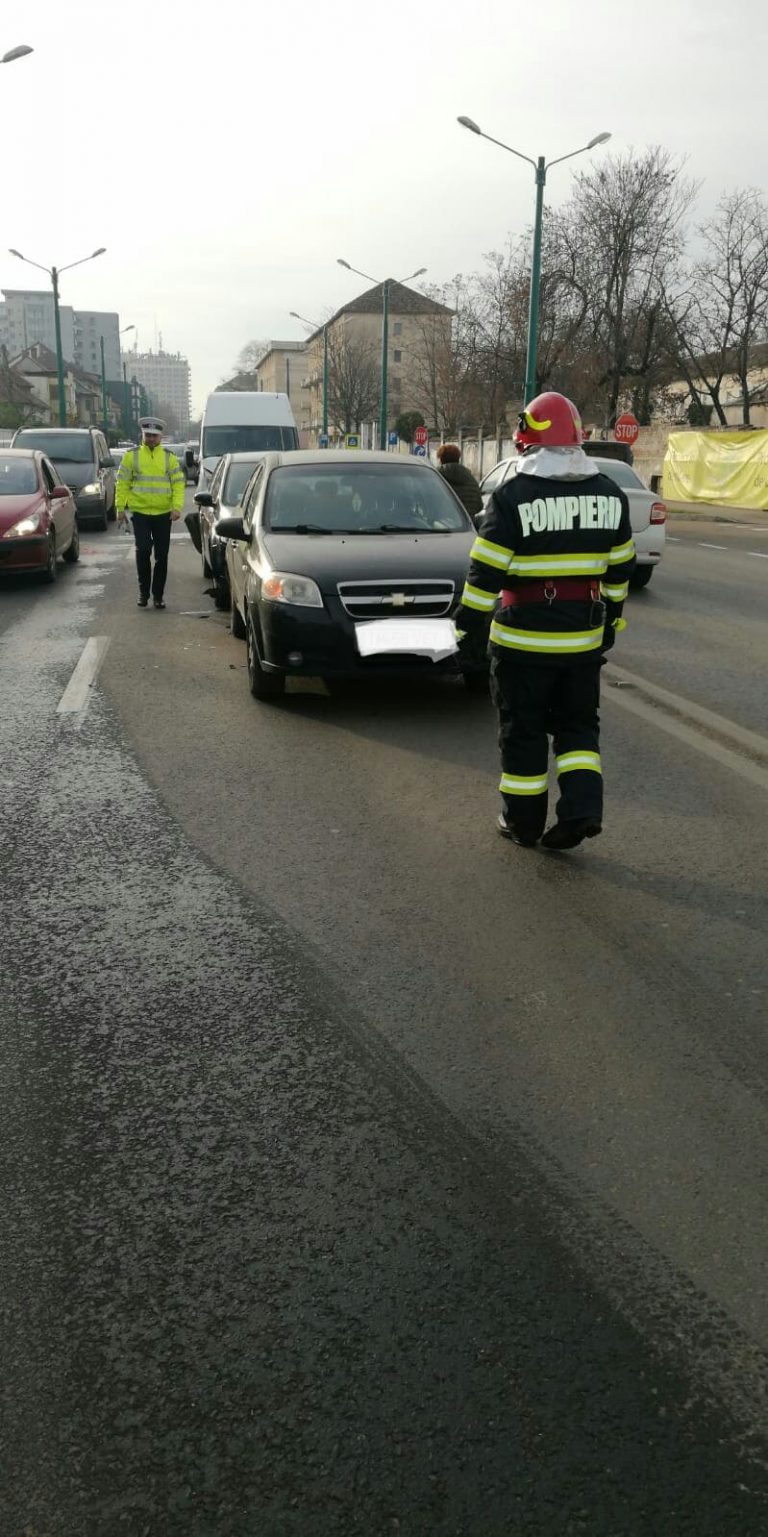 Patru mașini avariate pe Popa Șapcă, după ce un șofer nu a păstrat destanța regulamentară