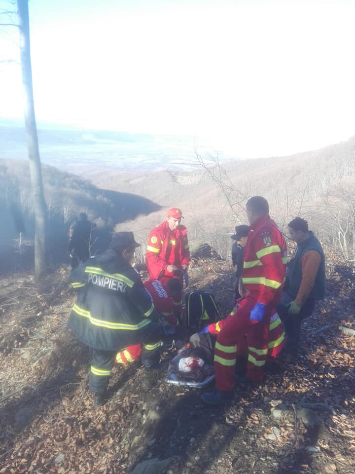 Hunedoara | Un bărbat căzut într-o râpă, găsit inconștient, salvat de pompieri și salvamonțiști