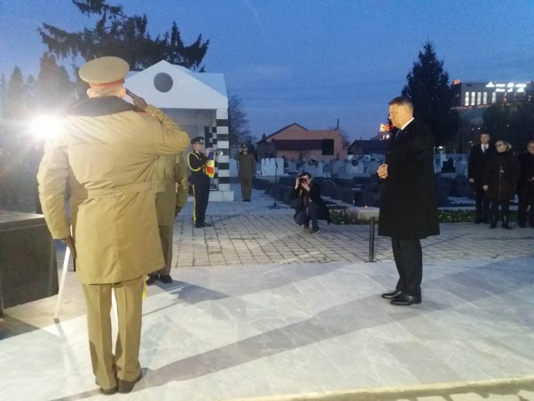 Klaus Iohannis, omagiu pentru cei căzuți la Revoluție. Președintele a primit un tricolor de la evenimentele din 1989 FOTO-VIDEO