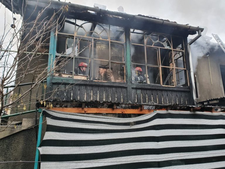 UPDATE. Proprietara casei care a luat foc în centrul Reșiței, arsuri de gradul I pe față FOTO