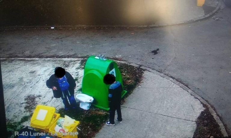 Amendat cu 3.000 de lei pentru că a aruncat vasul de toaletă în stradă