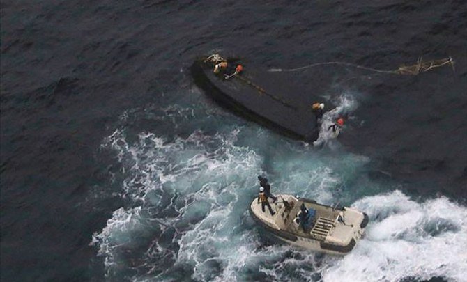 Şapte cadavre, între care două decapitate, descoperite la bordul unei nave de pescuit