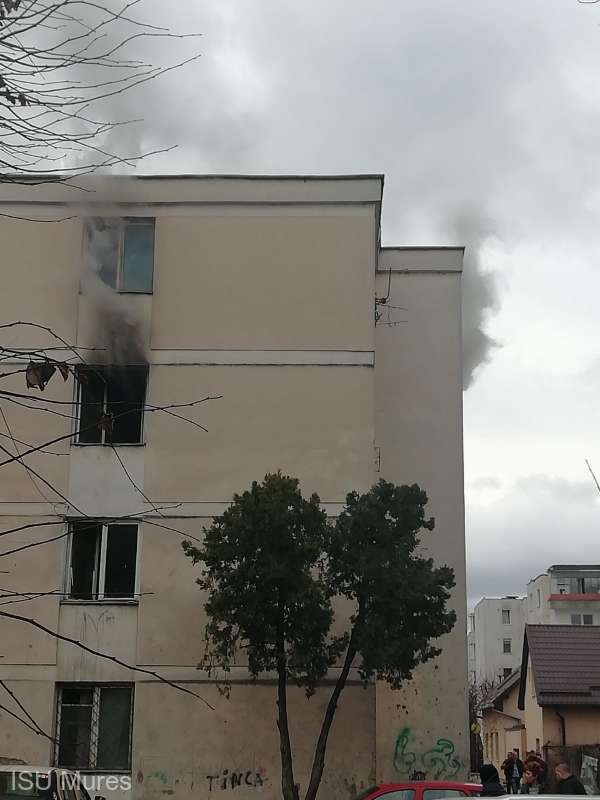 Două persoane, la spital, după incendiul izbucnit în blocul în care locuiau