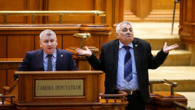 Scandal cu jigniri în Parlament între Bacalbașa și Roman: „Mirosea puternic a alcool | Bufonul a rămas același!”